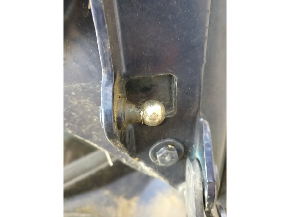 Nettoyer l'ancienne graisse des attaches du vérin avant le remontage