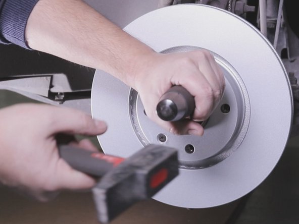 Mettre en place les vis de maintien du disque