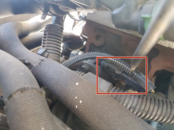 Il se situe sur le haut de la boite de vitesse.