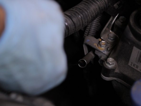 Tirez votre jauge et donnez un coup de chiffon pour effacer l'ancien niveau d'huile