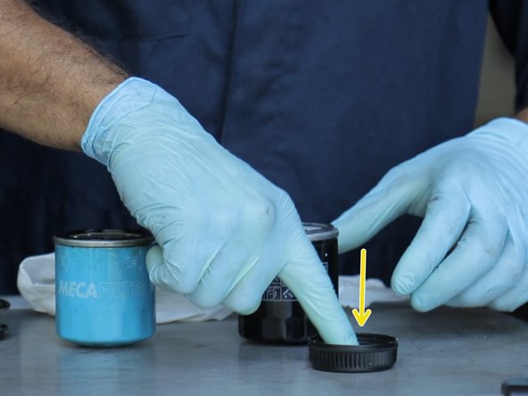 Lubrifier le joint autour du filtre à huile