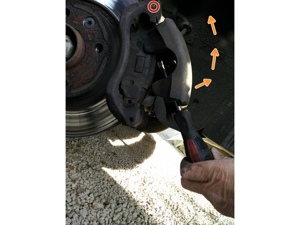 Si l'étrier bloque légèrement, pousser le piston  (mettre le tournevis entre la plaquette et le piston puis faire levier).