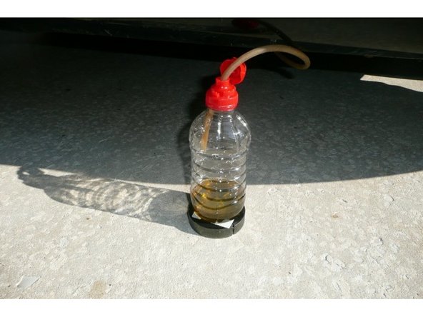 Il faut surveiller le niveau du réservoir et remplir une deuxième fois afin d'évacuer le maximum de liquide usagé.