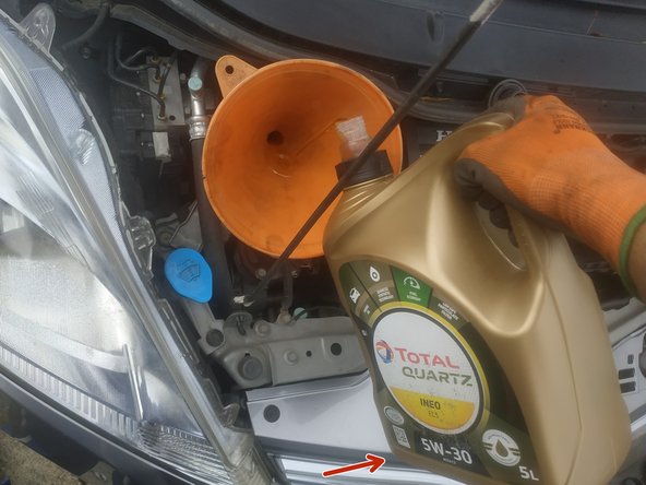 Si vous avez utilisé des rampes de levage ou des chandelles, il va falloir absolument les retirer. Le niveau d'huile se fait impérativement sur sol plat.