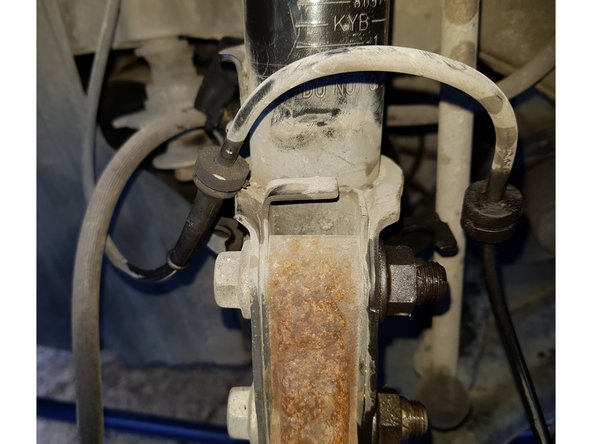 Placez une clé plate de 14mm sur le contre-écrou de la biellette et desserrez l'écrou avec une clé à œil de 16mm.