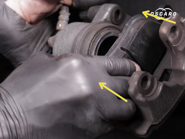 Replacer en premier la plaquette avec les clips au dos dans le piston