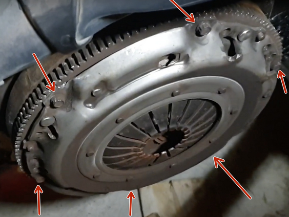 Déposer l'ensemble disque et diaphragme en dévissant les 6 vis autour du mécanisme.