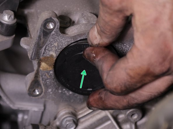 Replacer les 2 bouchons à l'extrémité de chacun des arbres à cames, tapoter délicatement avec un marteau pour insérer les 2 bouchons dans leurs logements respectifs