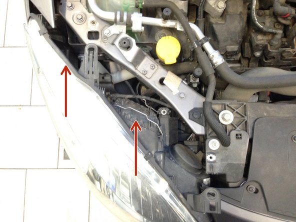 Remonter le phare en prenant soin de bien le glisser dans les glissière