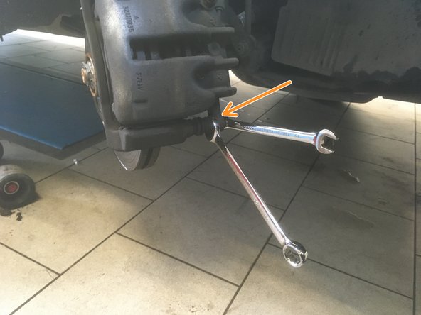 A l'aide de la clé plate de 13 et de 17, dévisser la vis en bas de l’étrier