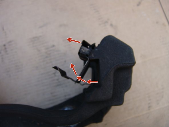 Retirer les anciens ressorts avec un tournevis plat