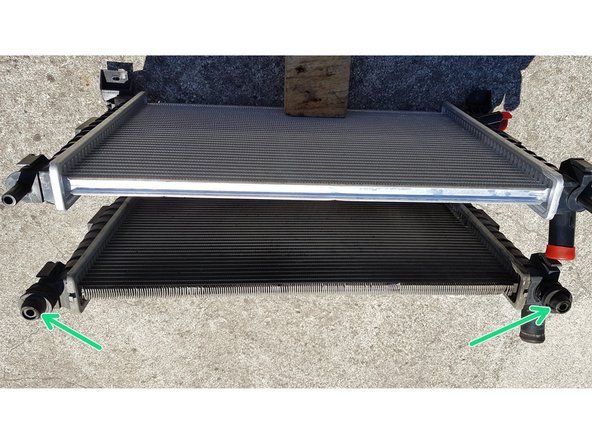 Récupérez les 4 silentblocs (2 en haut et 2 en bas) sur l'ancienne pièce puis placez-les sur la neuve.