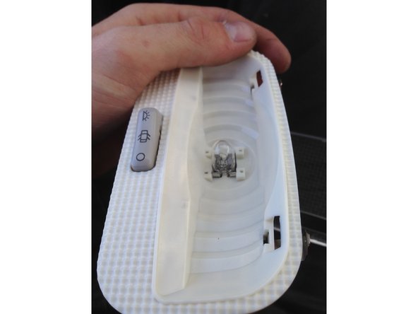 Sur le plafonnier un plastique transparent cache l'ampoule, avec vos doigts, faites levier pour declipsser tout les petit clips qui se trouve autour du plafonnier.