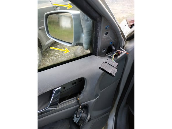 tout en plaquant le rétroviseur d'une main