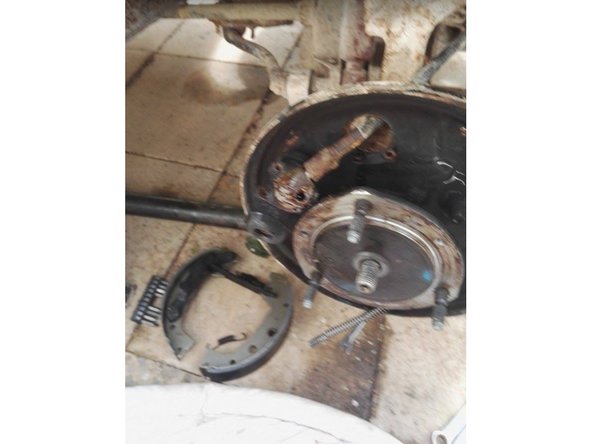 Dévisser les 2 vis de maintiens du cylindre de roue