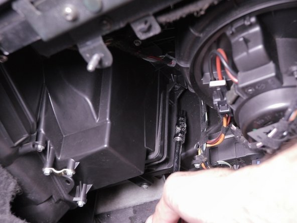 Retirer les 3 vis retenant le couvercle à l'aide d'une douille de 5.5 et une rallonge