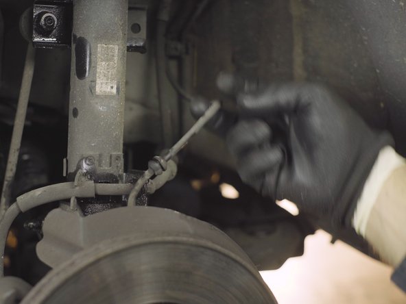 Tirer sur le flexible de frein pour le libérer