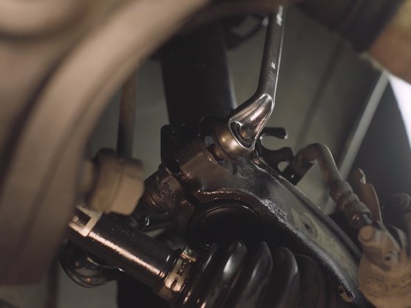 Resserrer la vis et l'écrou à l'aide de la clé à pipe de 18 et la douille XZN M14