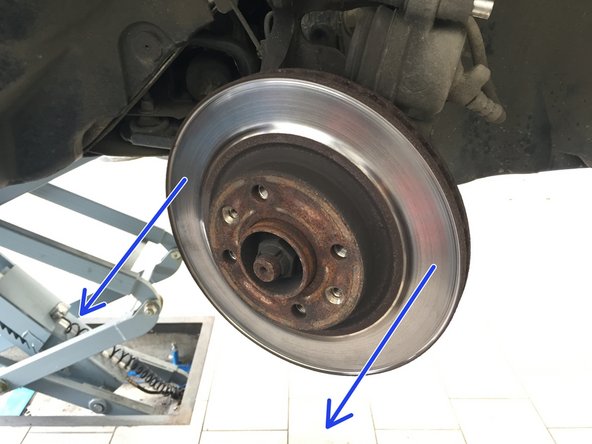 Retirer l'ancien disque, si besoin aidée vous d'un marteau