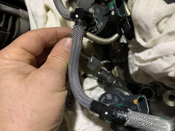 Dévisser la durite métallique à l’aide d une clé plate .