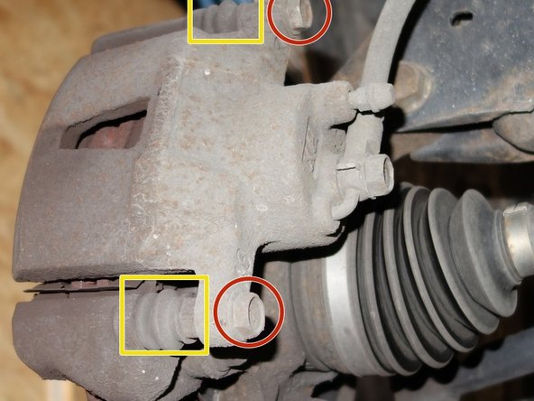 Les étriers sont maintenus par 2 boulons (cercles rouge), et 2 douilles de guidage (cadres jaune).