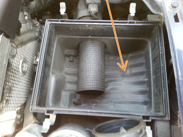 Si la boite à air n'est pas propre n’hésiter pas à passer un petit coup d’aspirateur