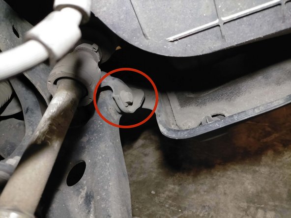 Déposer la vis horizontale à l'aide d'une clé à choc et d'une douille de 15 mm.