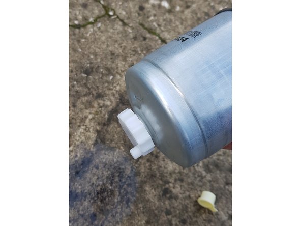 Retirez le capuchon pour avoir accès à la vis de purge d'eau.