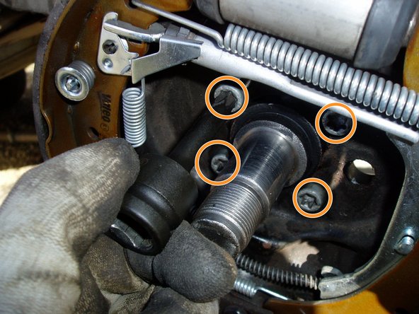 Remonter le plateau sur le moyeu à l'aide d'une douille torx mâle de 50. Serrer les 4 vis à 3,5 daN.m.