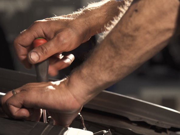 Retirer les 6 vis de maintiens de la boite à air à l'aide d'un tournevis Torx T20