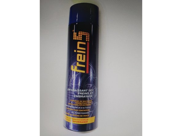 Nettoyez les fixations de l'étrier de frein. Utiliser une brosse métallique. Servez-vous d'un nettoyant pour freins. Recommander : Attendez quelques minutes après l'application.