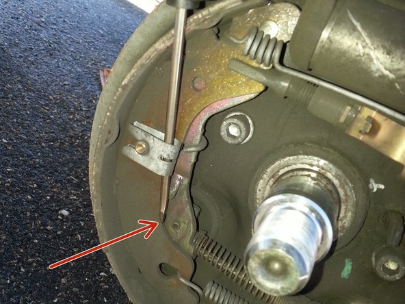 Retirer les clips à l'aide d'un tournevis. Pour vous y aider, faire levier avec le tournevis, en prenant appui sur le rebord de la mâchoire