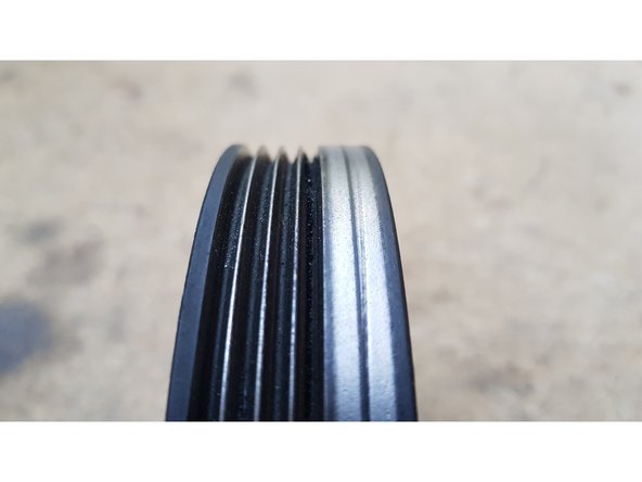 Vous pouvez voir qu'il manque 2 gorges dans la poulie.