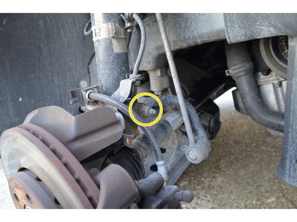 Retirez le boulon à l'aide d'une clé de 18mm d'un côté et d'une douille de 18mm de l'autre.