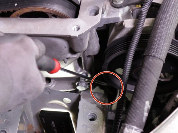 Retirer les deux vis du haut du carter en plastique avec une clé de 10 (ici la première en haut à droite)