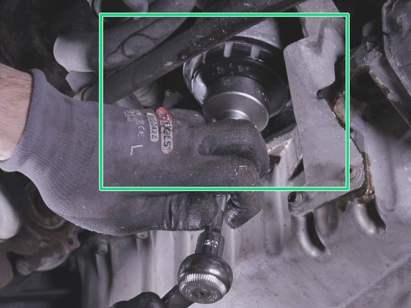 Revisser le à la main puis serrer légèrement avec une clé à filtre à huile ou une cloche