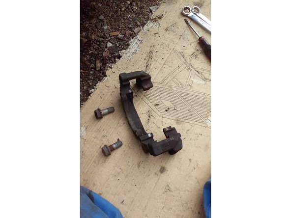 Basculer l'étrier vers l'avant et déposé le.