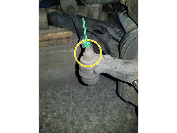 Bloquez la vis de la biellette de direction avec une clé BTR de 6mm.