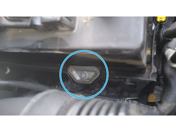 Replacer la borne - et la fixer à l'aide de la vis de 10