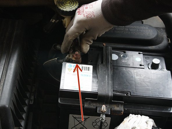 Commencer par mettre en place la cosse sur la borne Positive (+)  de la batterie.