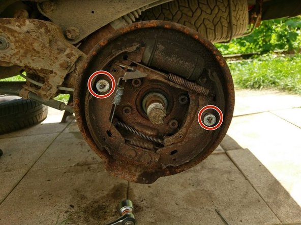 Débloquer les machoires en tournant le ressort d'un demi tour (Pour permettre au picot de passer à travers)