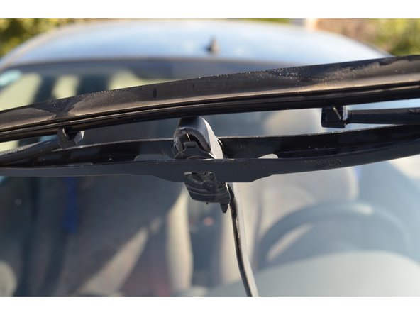 Posez vos mains de chaque côté du balai puis poussez-le vers le bas du bras.