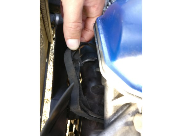 Tirer sur le connecteur jusqu’à ce qu'il soit coincé par le support métallique du moteur