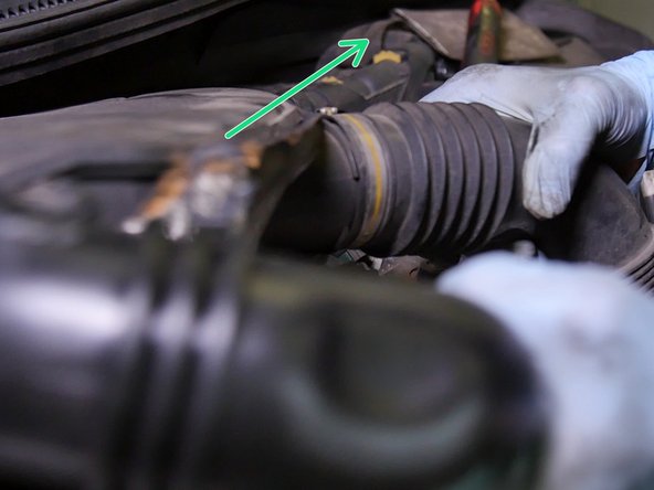 Retirer la boite à air afin que le filtre à huile soit accessible