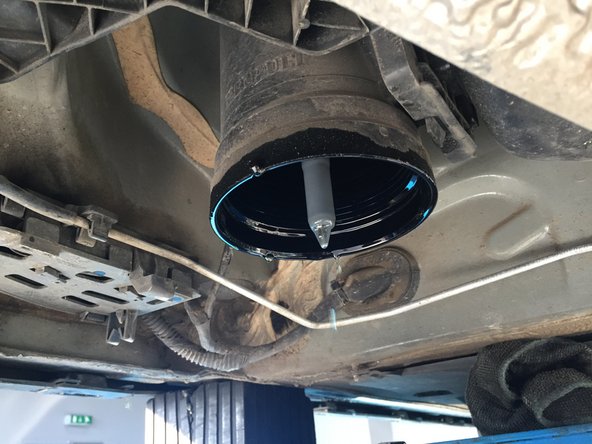 Démonter le filtre à l'aide du cliquet et de la douille de 27 ou 32 selon model