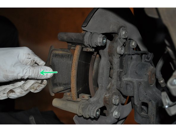 Déposer les plaquettes de frein usagées.