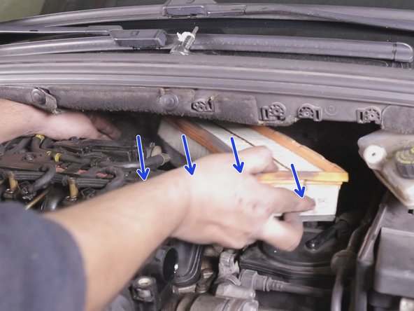 Nettoyer le fond du Boîtier du filtre à air avec un aspirateur ou une soufflette