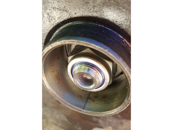 Pour finir, reposez le tambour, bloquez-le en serrant l'écrou neuf au couple prescrit, puis mettez le cache-écrou et la roue.