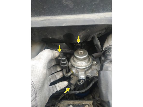 Les durites sont rigides donc il n'y a pas de risques d'inverser le branchement. Inutile de les repérer avant de démonter.