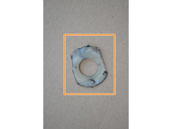 Placez la plaque en plastique sur la rotule.